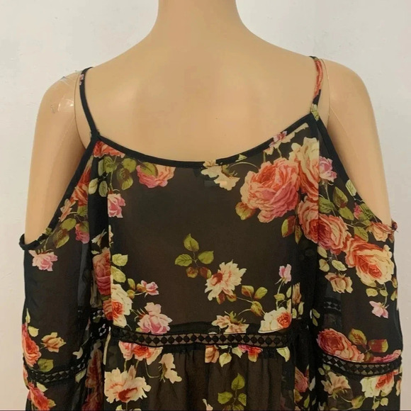 Paper Crane blouse with floral novelty print. - Picture 2 of 7